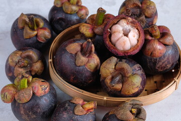 Mangosteen is a kind of evergreen tree from the tropics which is believed to have originated in the Malay Peninsula and spread to the Archipelago. Garcinia mangostana.