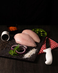 Pollo crudo fresco acompañado de pimiento rojo, verde, ajo, pimienta y cebolla.
