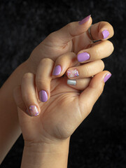 Manos de mujer con uñas esculpidas recién hechas