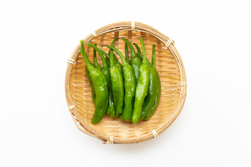 白背景にシシトウ