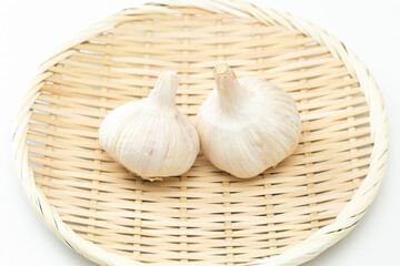 白背景にニンニク