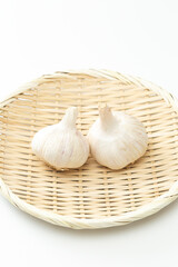 白背景にニンニク