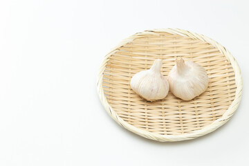 白背景にニンニク