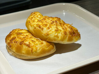 Closeup cheese bread on white tray at the table