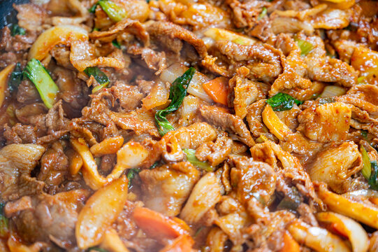 돼지고기와 각종 야채를 고추장과 함께 볶은 한국 전통 요리, 고추장 불고기