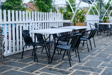 Poolside Relaxation: Captivating Combination of Table and Chairs