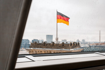 Deutsche Flagge auf dem Reichstag bei Regen