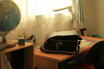 子供部屋の机の上のランドセル