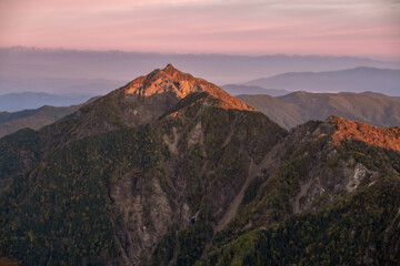 秋の山岳風景