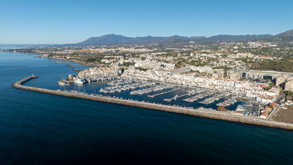 vista aérea de puerto Banús en la ciudad de Marbella, España - obrazy, fototapety, plakaty