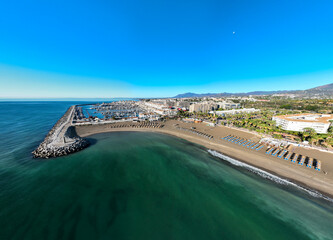 vista aérea de la bonita playa de puerto Banús en Marbella, Andalucía