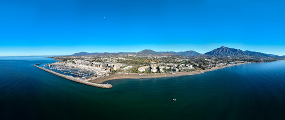 vista aérea con dron de puerto Banús en la ciudad de Marbella, España	