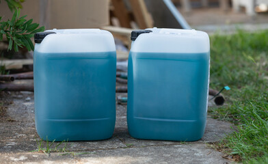 Deux bidons de fluide caloporteur pour système solaire thermique.