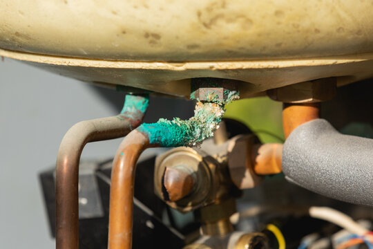 Un raccordement de tuyauterie avec des signes de corrosion et de d&eacute;p&ocirc;ts de min&eacute;raux.