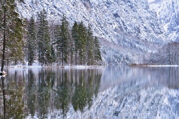 Almsee in Salzkammergut an einem wunderschönen Wintertag