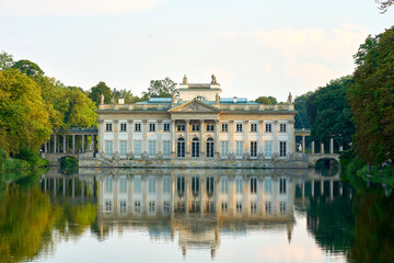 Fototapeta na wymiar palace in the park warsaw poland
