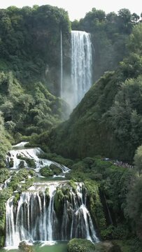 Video verticale, time lapse apertura della Cascata delle Marmore, veduta dal belvedere superiore, Terni Umbria