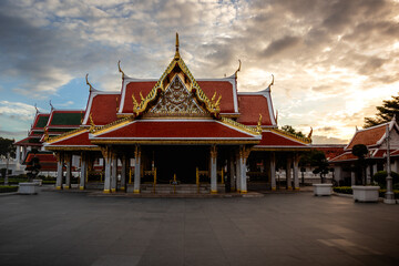 Naklejka premium A beautifully decorated Thai temple at sunset