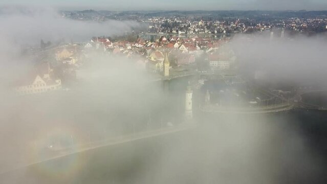 mystische, magische Nebelstimmung am Bodensee, Inselstadt Lindau, Flug aus dem Nebel, vom See kommend, in den Lindauer Hafen mit Leuchtturm, Mangturm und der mittelalterlichen Inselstadt