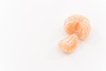 immagine con primo piano di frutti di mandarino, clementina su superficie bianca