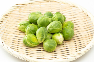 白背景に芽キャベツ