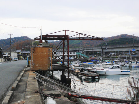 港の作業台と貯水タンク。
瀬戸内海沿岸の漁村の風景。