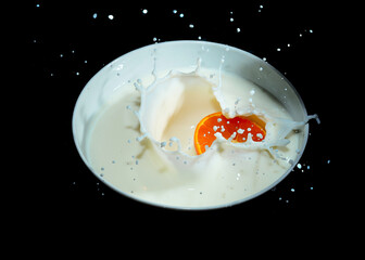 Splash, In Milch fallende Orange