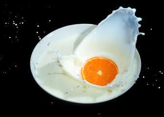 Splash, In Milch fallende Orange