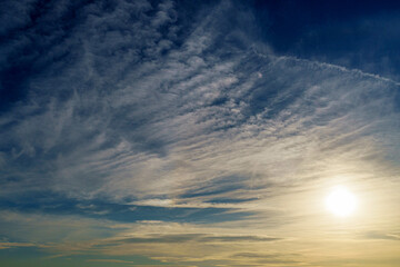 Obraz premium 薄雲が広がる冬空の夕日