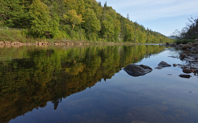 Fototapeta na wymiar Randonnée dans le Parc National de la Jacques-Cartier au Canada