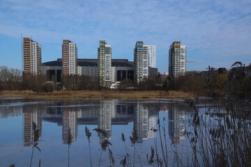 Obraz premium View of a buildings next to a frozen lake