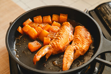 鶏手羽先と大根の炒め煮