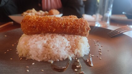 Brochettes de poulet Yakitori japonaises sur un plat de riz 