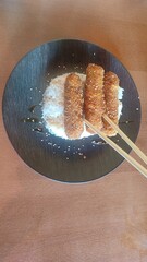 Plat asiatique yakitori avec du riz  