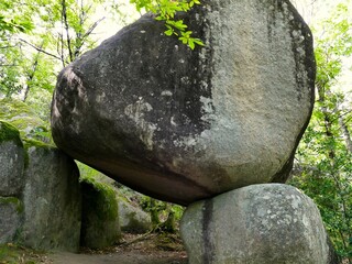 Rocher en équilibre du chaos de pierres de La Balme dans le massif du Sidobre près de Castres     