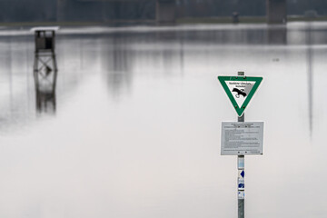 Schild, Zeichen, Hinweis - Naturschutzgebiet im Hochwasser der Donau