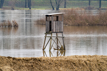 Hochsitz für die Jagd im Hochwasser der Donau