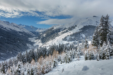 Fototapeta na wymiar Winterlandschaft im Skigebiet Zillertal in Österreich