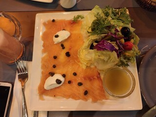 Un plat de saumon avec sa salade  