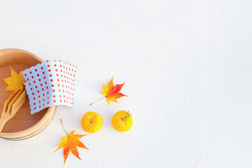 柚子湯の風呂桶と秋のカエデの葉