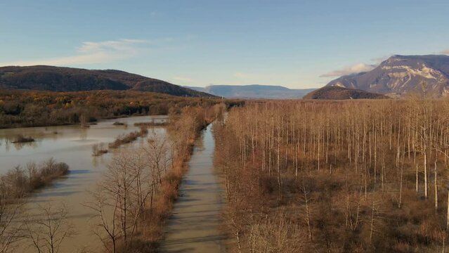 Vue a&eacute;rienne des inondations de la plaine de Chautagne, Savoie, France le 15 d&eacute;cembre 2023