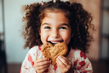 Foto op Aluminium Girl holding a heart shaped sugar cookie  © reddish