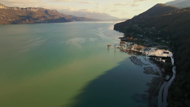 Vue a&eacute;rienne des inondations de la plaine de Chautagne, Savoie, France le 15 d&eacute;cembre 2023