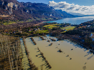 Vue aérienne des inondations de la plaine de Chautagne, Savoie, France le 15 décembre 2023