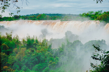 Las Cataratas del Iguazu, en el límite entre Argentina y Brasil, se encuentran una de las Siete...