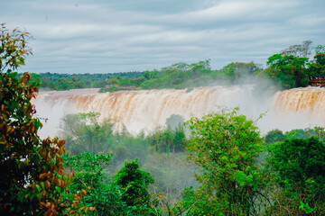 Las Cataratas del Iguazu, en el límite entre Argentina y Brasil, se encuentran una de las Siete Maravillas Naturales del Mundo, con un caudal de agua proveniente del amazonas 