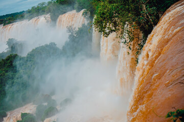 Las Cataratas del Iguazu, en el límite entre Argentina y Brasil, se encuentran una de las Siete...