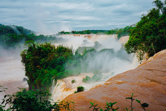 Las Cataratas del Iguazu, en el límite entre Argentina y Brasil, se encuentran una de las Siete Maravillas Naturales del Mundo, con un caudal de agua proveniente del amazonas 