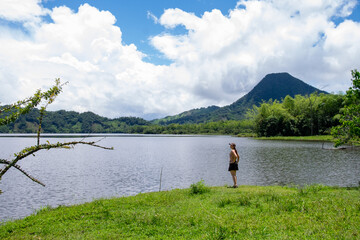Mujer junto a lago, turismo de naturaleza