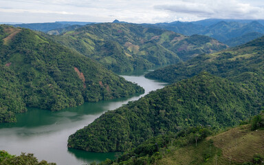 Fototapeta na wymiar Rio en verde en la represa la Miel Caldas Colombia entre montañas